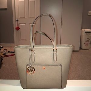 Micheal Kors medium sized purse, great condition